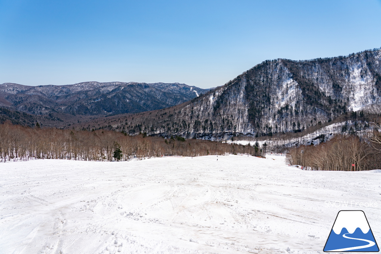 札幌国際スキー場｜ゴールデンウイーク初日も全コース滑走可能OK！！真っ白な雪と澄んだ青空 ＝ 絶好の春スキー＆スノーボード日和♪そして、日本海の彼方に、なんと利尻富士が見えた？！